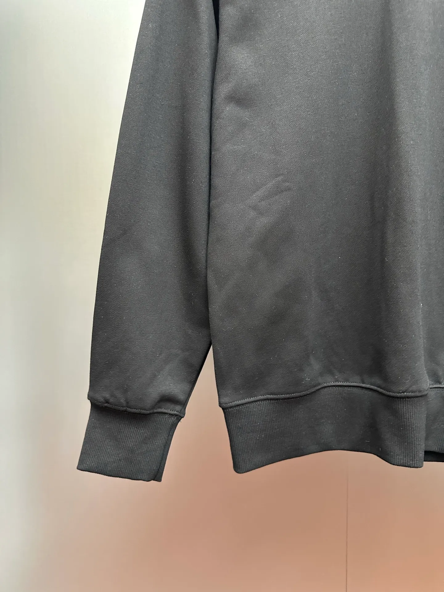 P240 Ralph Lauren/Ralph Lauren classic pony logo jersey long-sleeved sweatshirt. Loose and lazy casual style design. The solid color base is simple and versatile, making it easy to control various styles. ‌The coat fabric is made of 60% cotton➕40% polyester, which not only retains the softness, comfort and breathability of cotton, but also adds the wear resistance and wrinkle resistance of polyester fiber, making the clothes more durable and easy to care for. Even in slightly cooler weather, you won't feel stuffy when wearing it. This kind of fabric has a natural crisp feel and is not easy to pill or deform. The large logo embroidery on the chest is full of color, full of three-dimensionality and lifelike. Designed in the same style for men and women, it is suitable for couples or family wear. It is both practical and beautiful. It is an indispensable and practical item in the wardrobe! Ralph Lauren's age-reducing items add a bit of liveliness and interest to the entire sweatshirt. There is no pressure to dress, regardless of age or gender. Complete accessories!  Color: Black Size: S-xL